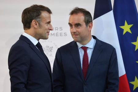 　ルコルニュ氏（右）と会話するフランスのマクロン大統領＝７月、パリ（ＡＰ＝共同）