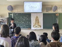 　生成ＡＩを活用した道徳の授業。黒板の上方のモニターに文章が映し出される＝１月、東京都内の小学校