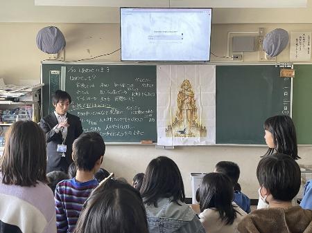 　生成ＡＩを活用した道徳の授業。黒板の上方のモニターに文章が映し出される＝１月、東京都内の小学校