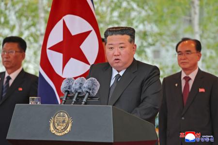 　平壌総合病院の完工式に臨む北朝鮮の金正恩朝鮮労働党総書記（中央）＝６日、平壌（朝鮮中央通信＝共同）