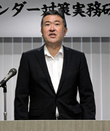 　ローンオフェンダー対策の実務研修開始式で訓示する警視庁の若田英公安部長＝７日午前、同庁本部
