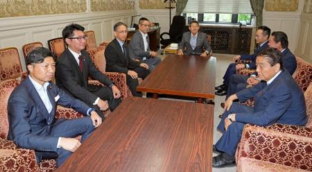 　会談に臨む野党の国対委員長ら＝７日午前、国会