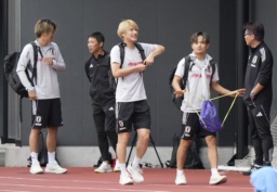 　パラグアイ戦に向けた練習に臨む久保（右から２人目）ら＝千葉市内