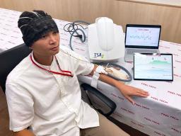 　痛みの脳波を計測するＮＴＴドコモ社員