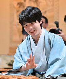 　将棋の第７３期王座戦５番勝負第４局で、伊藤匠叡王を破った藤井聡太王座＝７日午後、神奈川県秦野市