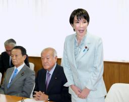 　自民党の臨時総務会であいさつする高市早苗総裁。左から麻生太郎副総裁、鈴木俊一幹事長＝７日午前、東京・永田町の党本部