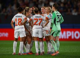 　女子の欧州チャンピオンズリーグ１次リーグ、バルセロナ戦で相手ゴールに肩を落とす谷川萌々子（左）らバイエルン・ミュンヘンの選手たち＝７日、バルセロナ（ロイター＝共同）