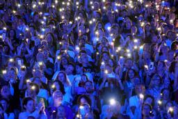 　イスラム組織ハマスの奇襲から２年となった７日、イスラエル中部テルアビブで開かれた大規模イベントで犠牲者を悼む人たち（共同）