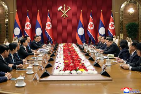 　ラオスのトンルン国家主席（左から４人目）と会談する北朝鮮の金正恩朝鮮労働党総書記（右から４人目）＝７日、平壌（朝鮮中央通信＝共同）