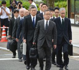 　特別監察のため佐賀県警本部に入る警察庁の首席監察官ら＝８日午前