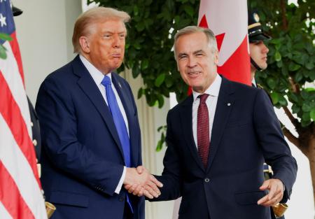 　カナダのカーニー首相（右）を出迎えるトランプ米大統領＝７日、ホワイトハウス（ロイター＝共同）