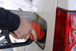 　ガソリンスタンドでの給油作業＝東京都内