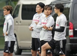 　パラグアイ戦に向けた練習に臨む久保（右から２人目）ら＝千葉市内