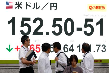 　１ドル＝１５２円台の円相場を示す画面。「高市トレード」に市場が大きく揺れている＝８日午後、東京都中央区