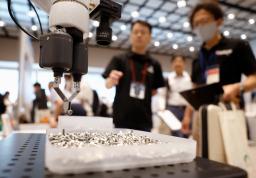 　新興企業を紹介する展示商談会で公開された、ネジを器用につまむロボットハンド＝８日午前、愛知県豊田市