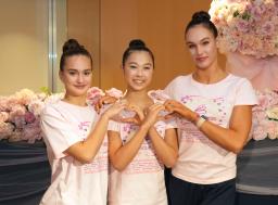 　新体操のイオン・カップ世界クラブ選手権を前に、ポーズをとるリン・キーズ（中央）ら＝８日、東京都内