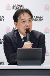 　記者会見する日本ラグビー協会の岩渕健輔専務理事＝８日、東京都内