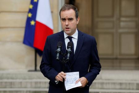 　８日、野党指導者らとの交渉に関し声明を読み上げるフランスのルコルニュ前首相＝パリ（ロイター＝共同）