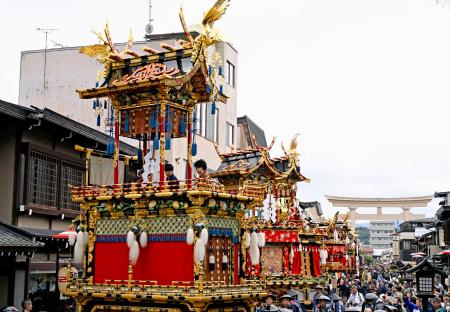 　「秋の高山祭」が始まり、並べられたきらびやかな屋台＝９日午前、岐阜県高山市