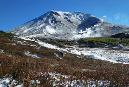 　初冠雪が観測された北海道の大雪山系旭岳＝９日午前（大雪山旭岳ロープウェイ提供）