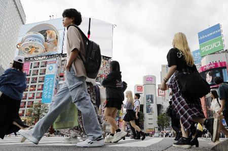 　東京・渋谷の交差点を行き交う人たち＝９月