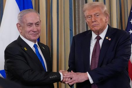 　９月２９日、共同記者発表後、握手を交わすイスラエルのネタニヤフ首相（左）とトランプ米大統領＝ワシントンのホワイトハウス（ＡＰ＝共同）