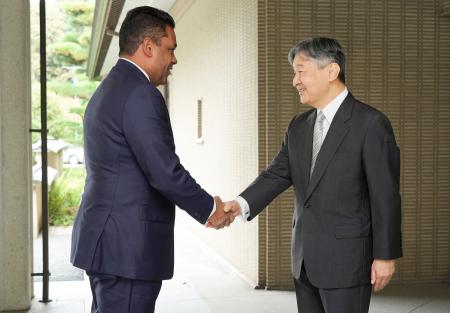 　ハイチのサンシル暫定大統領評議会議長を出迎えられる天皇陛下＝９日午前、皇居・御所（代表撮影）