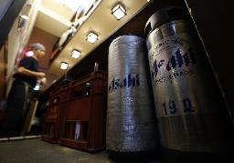 　飲食店に置かれたアサヒビールのたる＝３日、東京都台東区