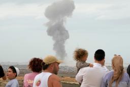 　９日、和平計画の「第１段階」合意報道後もパレスチナ自治区ガザ北部で立ち上る白煙＝イスラエル南部スデロトから撮影（共同）