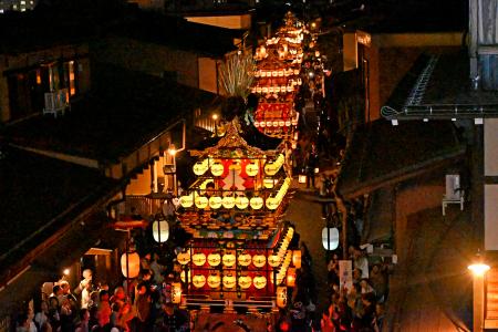 　秋の高山祭の「宵祭」で、ちょうちんをともして進む伝統的な屋台＝９日夜、岐阜県高山市