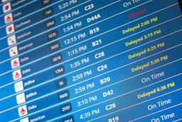 　旅客便の遅延が目立つ米空港の掲示板＝８日、ワシントン近郊（ロイター＝共同）