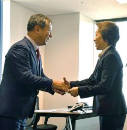 　ＪＯＣの橋本聖子会長（右）にあいさつに訪れたスポーツ庁の河合純一長官＝１０日、東京都新宿区