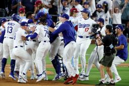 　米大リーグ、フィリーズを破ってリーグ優勝決定シリーズ進出を決め、大喜びの大谷翔平（１７）らドジャースの選手たち＝９日、ロサンゼルス（共同）