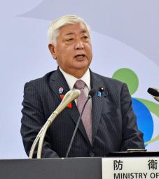 　記者会見する中谷防衛相＝１０日午前、防衛省