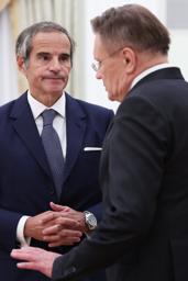 　ロシア国営原子力企業ロスアトムのリハチョフ総裁（右）と話すＩＡＥＡのグロッシ事務局長＝９月２５日、モスクワ（ＡＰ＝共同）