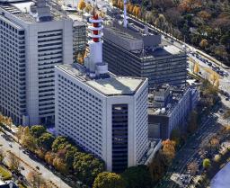 　警視庁（手前）＝東京都千代田区