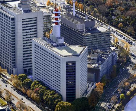 　警視庁（手前）＝東京都千代田区