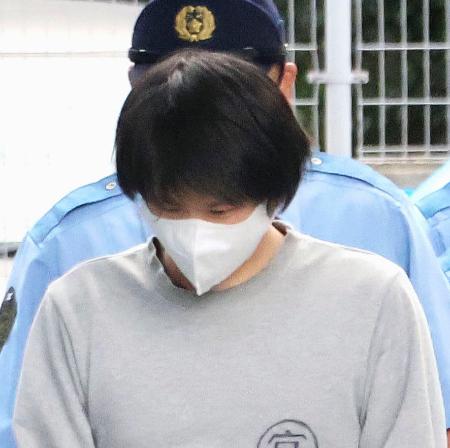 　送検される天野翔太容疑者＝１０日午前、神奈川県警平塚署