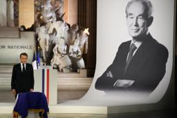 　バダンテールさんを祭る殿堂パンテオンでの式典に出席したフランスのマクロン大統領（左）＝９日、パリ（ロイター＝共同）