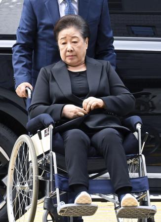 　９月、韓国のソウル中央地裁へ車いすに乗って出頭する旧統一教会総裁の韓鶴子被告（共同）