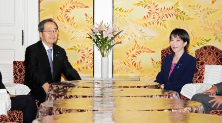 　会談に臨む自民党の高市総裁（右）と公明党の斉藤代表＝１０日午後、国会