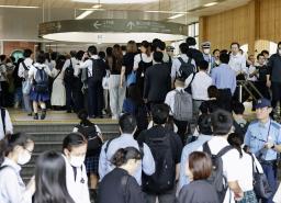 　ＪＲ武蔵溝ノ口駅で、東急田園都市線からの振り替え輸送の列に並ぶ人たち＝６日午前、川崎市高津区