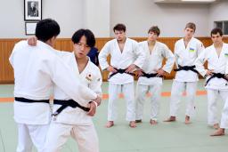 　ウクライナのジュニア選手らを指導する柔道男子の武岡毅（手前）＝１０日、講道館