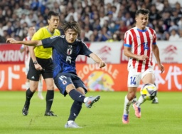 　日本―パラグアイ　前半、ゴールを決める小川（１９）＝パナソニックスタジアム吹田