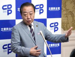 　記者団の取材に応じる立憲民主党の野田代表＝１０日午後、国会