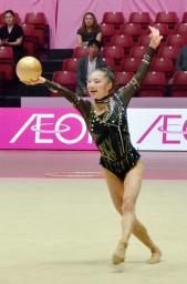 　予選でボールの演技をする鈴木菜巴＝東京体育館