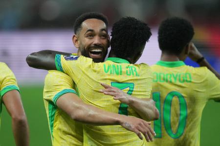 　国際親善試合の韓国戦でゴールを喜ぶブラジルの選手たち＝１０日、ソウル（ＡＰ＝共同）