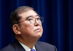 　戦後８０年に合わせた「内閣総理大臣所感」を発表し、記者の質問を受ける石破首相＝１０日午後、首相官邸