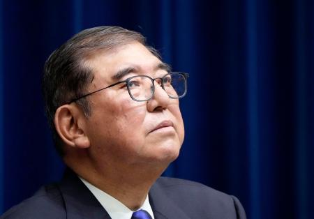 　戦後８０年に合わせた「内閣総理大臣所感」を発表し、記者の質問を受ける石破首相＝１０日午後、首相官邸
