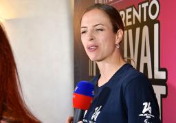 　イタリア・トレントで取材に応じるカロリナ・コストナーさん＝１０日（共同）